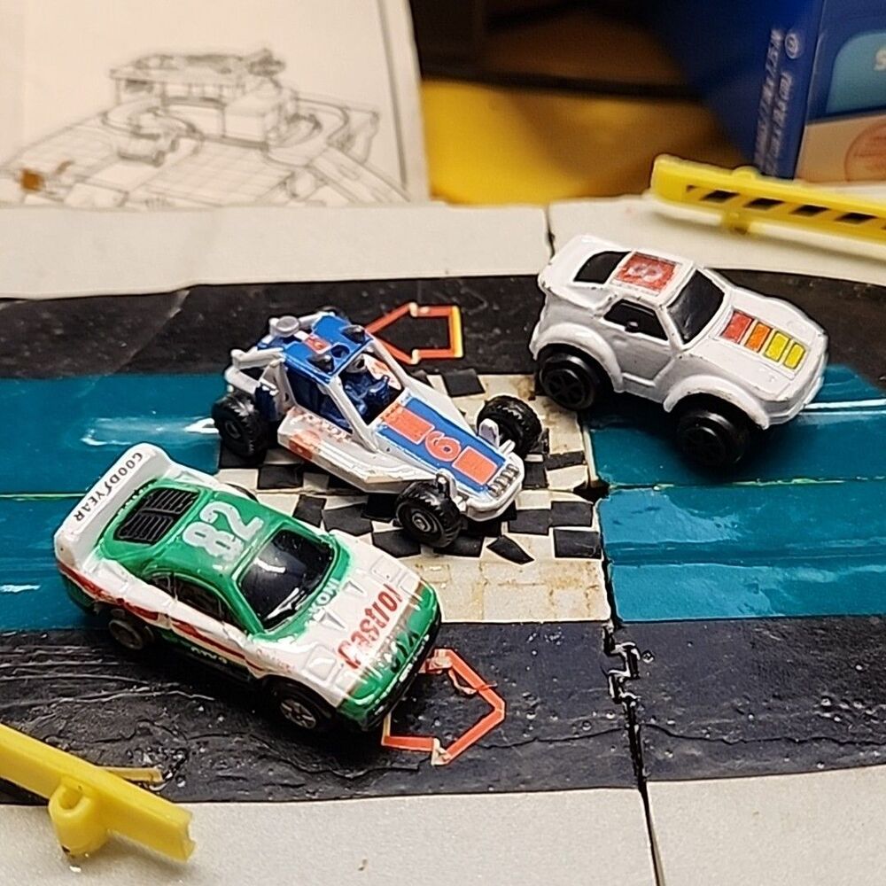 Vintage Galoob Micro Machines Travel City Playsets Lot of 5 With 7 Cars - Picture 7 of 8